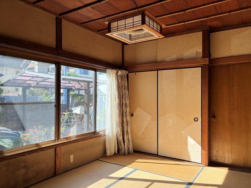 鎌倉市浄明寺二丁目の賃貸物件/1階 和室1｜こちらの天井も竿縁は竹。襖には紙が貼られ模様が描かれています