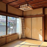 鎌倉市浄明寺二丁目の賃貸物件/1階 和室1｜こちらの天井も竿縁は竹。襖には紙が貼られ模様が描かれています