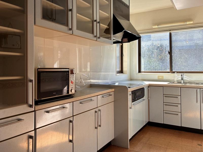 鎌倉市浄明寺二丁目の賃貸物件/1階 キッチン｜2面ある窓だけで十分に明るいです