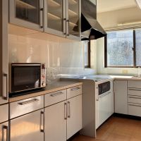 鎌倉市浄明寺二丁目の賃貸物件/1階 キッチン｜2面ある窓だけで十分に明るいです