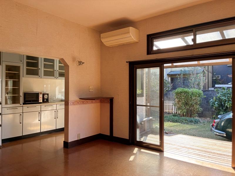 鎌倉市浄明寺二丁目の賃貸物件/1階 リビング・ダイニング｜奥に見えるキッチンとはひと続きの空間