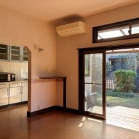 鎌倉市浄明寺二丁目の賃貸物件/1階 リビング・ダイニング｜奥に見えるキッチンとはひと続きの空間