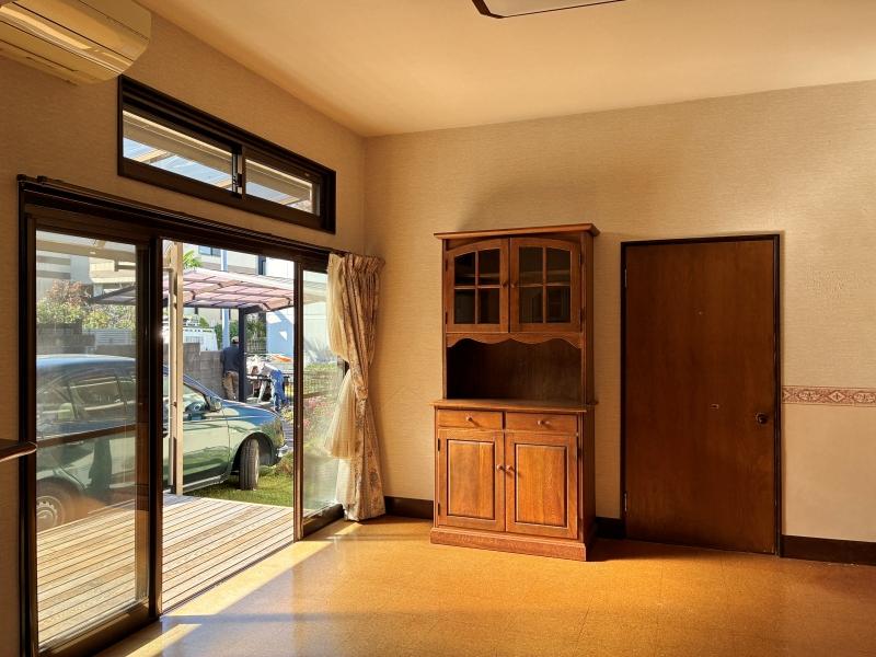 鎌倉市浄明寺二丁目の賃貸物件/1階 リビング・ダイニング｜窓を開け放てば、外に続くデッキと庭