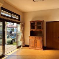 鎌倉市浄明寺二丁目の賃貸物件/1階 リビング・ダイニング｜窓を開け放てば、外に続くデッキと庭