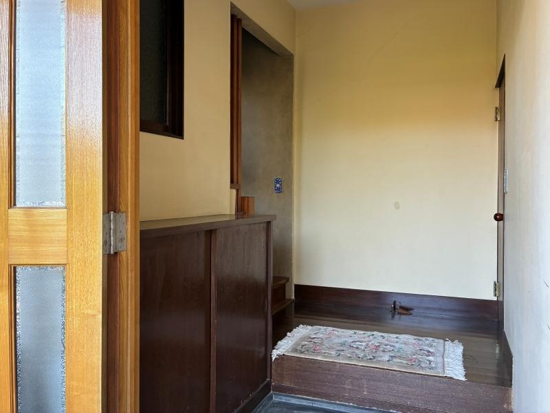 鎌倉市浄明寺二丁目の賃貸物件/玄関｜壁の白塗装と木部のこげ茶のツートーン