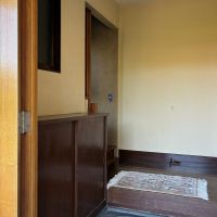 鎌倉市浄明寺二丁目の賃貸物件/玄関｜壁の白塗装と木部のこげ茶のツートーン