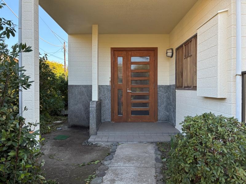 鎌倉市浄明寺二丁目の賃貸物件/外部｜たっぷりと軒下を確保したアプローチ