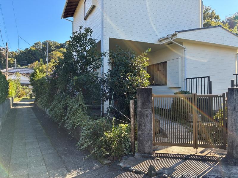 鎌倉市浄明寺二丁目の賃貸物件/外部｜小道を抜けてくると玄関にたどり着く