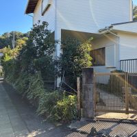 鎌倉市浄明寺二丁目の賃貸物件/外部｜小道を抜けてくると玄関にたどり着く