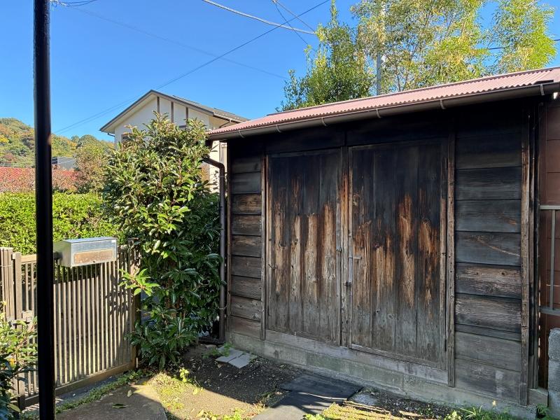 鎌倉市浄明寺二丁目の賃貸物件/納屋｜すっかりくすんだ扉を開けると・・・