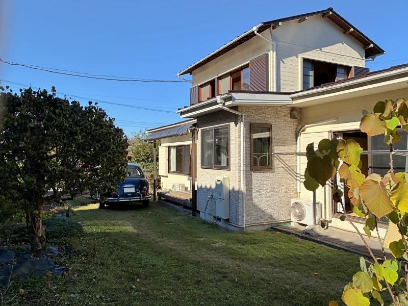 鎌倉市浄明寺二丁目の賃貸物件/庭｜十分なスペースのおかげで建物の日当たりは抜群です