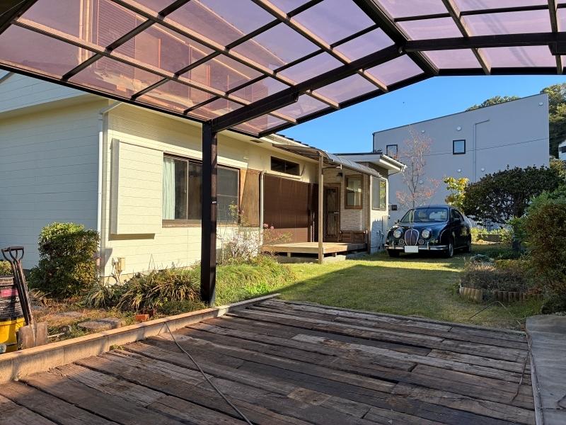 鎌倉市浄明寺二丁目の賃貸物件/ガレージ｜屋根をくぐった先に見える庭とデッキ