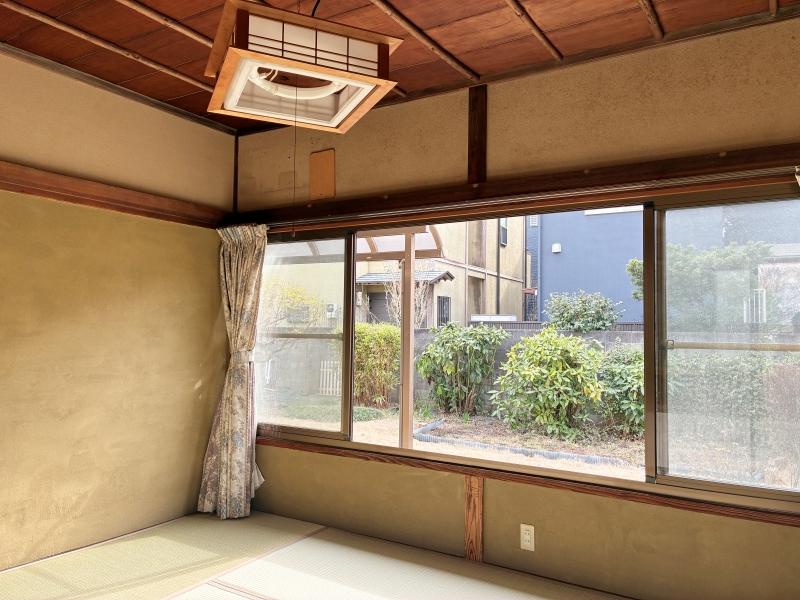 鎌倉市浄明寺二丁目の賃貸物件/1階 和室1｜こちらの天井も竿縁は竹。窓の奥に広がる庭