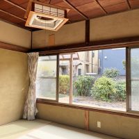 鎌倉市浄明寺二丁目の賃貸物件/1階 和室1｜こちらの天井も竿縁は竹。窓の奥に広がる庭