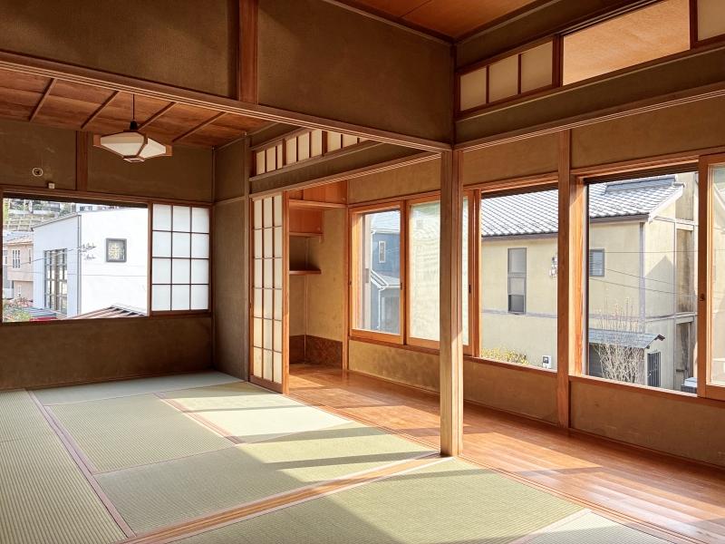 鎌倉市浄明寺二丁目の賃貸物件/2階 和室4｜窓枠、柱、鴨居、敷居。どれも良い色味をしています