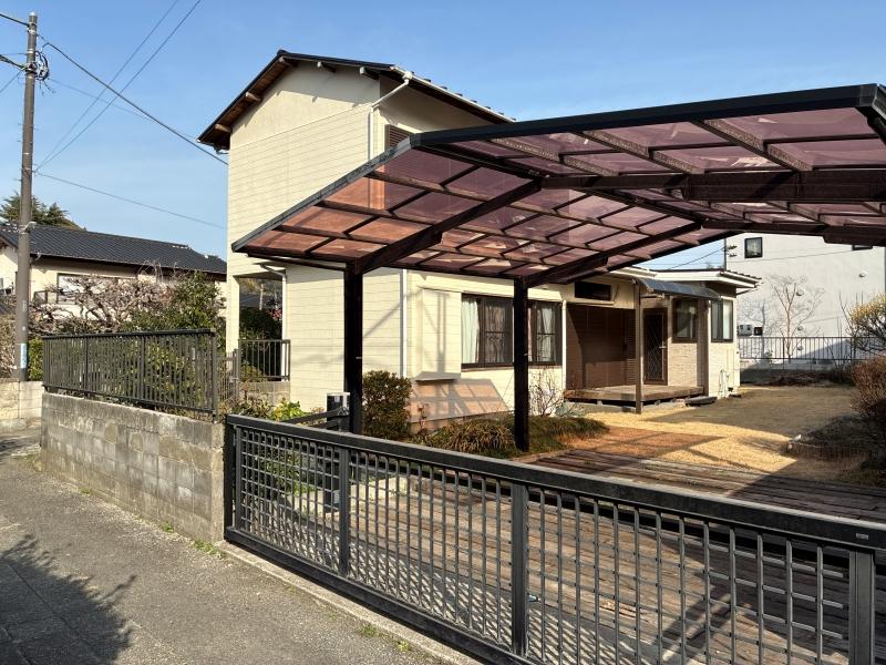 鎌倉市浄明寺二丁目の賃貸物件/ガレージ｜屋根をくぐった先に見える庭とデッキ