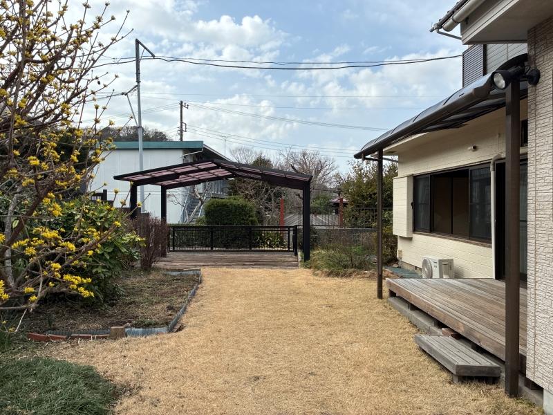 鎌倉市浄明寺二丁目の賃貸物件/庭｜十分なスペースのおかげで建物の日当たりは抜群です