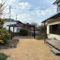 鎌倉市浄明寺二丁目の賃貸物件/庭｜十分なスペースのおかげで建物の日当たりは抜群です