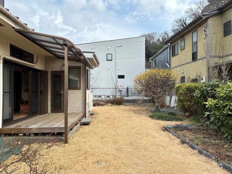 鎌倉市浄明寺二丁目の賃貸物件/庭｜この物件、外まわりもゆったりしているのです