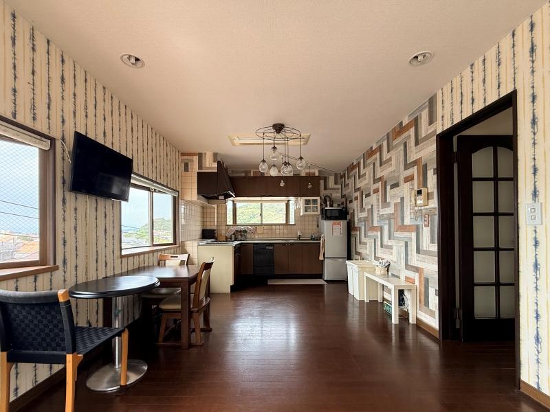 葉山町堀内の売買物件/LDK｜窓の外には葉山町堀内の街並みが。内装はお好みにアレンジしてもいいでしょう