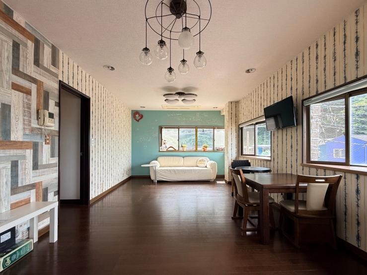 葉山町堀内の売買物件/LDK｜床と建具枠の濃い茶色を残し、壁と天井は白い塗装に、、、なんて改装いかがでしょう