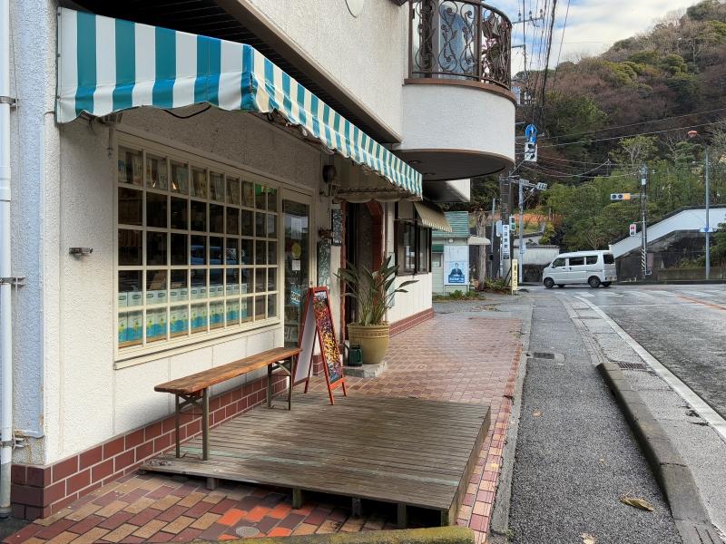 葉山町堀内の売買物件/外観｜外スペースでは週1回、小さな露店やウクレレ演奏会が開かれます