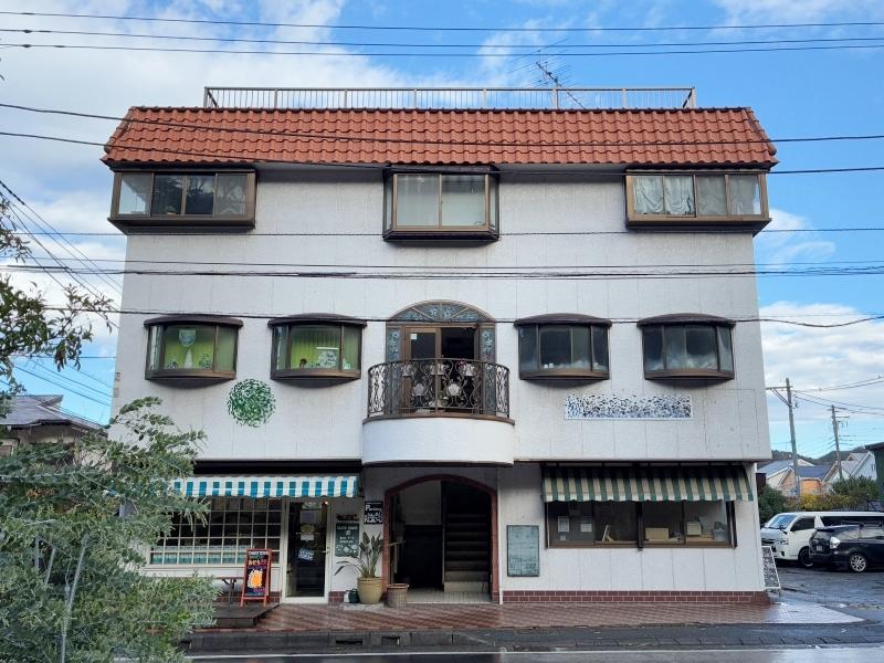 葉山町堀内の売買物件/外観｜オレンジの洋瓦と白い外壁。なんだか外国にでもありそうな佇まい