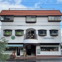 葉山町堀内の売買物件/外観｜オレンジの洋瓦と白い外壁。なんだか外国にでもありそうな佇まい