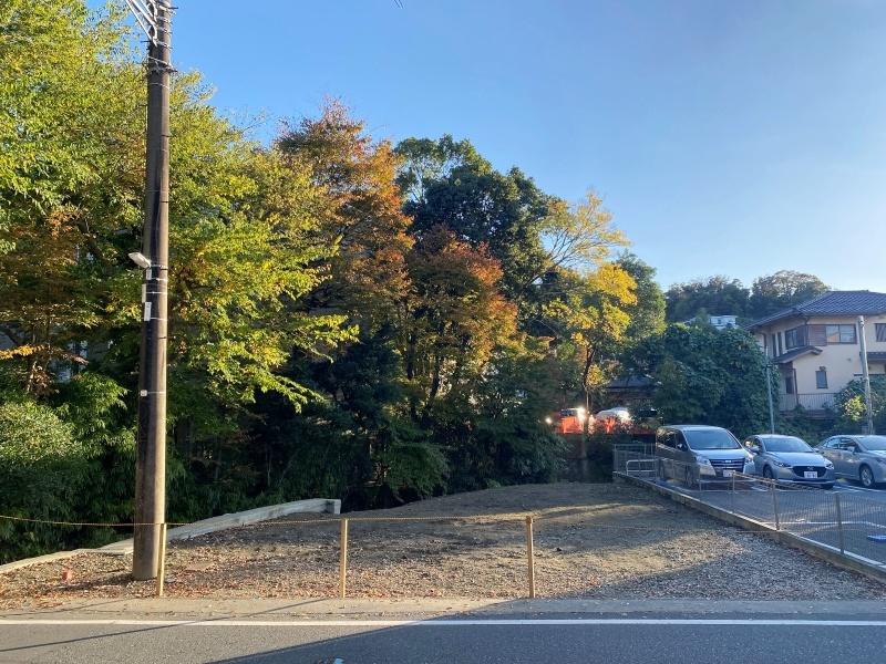 鎌倉市二階堂の売買物件/川沿いの木々が秋めいています