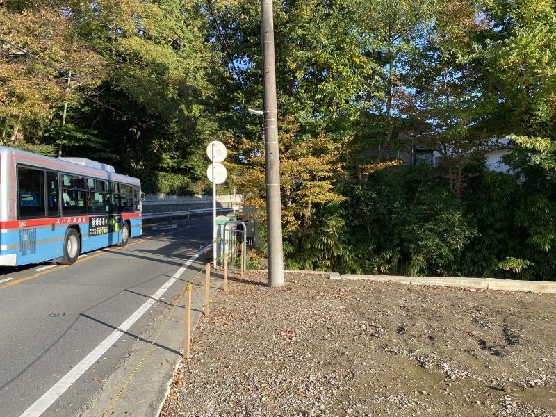 鎌倉市二階堂の売買物件/前面道路は近隣の観光地へ向かう人や観光バスなど一定の交通量があります