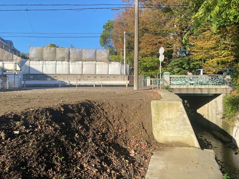鎌倉市二階堂の売買物件/落ち葉が風に舞い、川に流れる様子や鳥が羽を休めたり、水浴びをする様子を眺められます