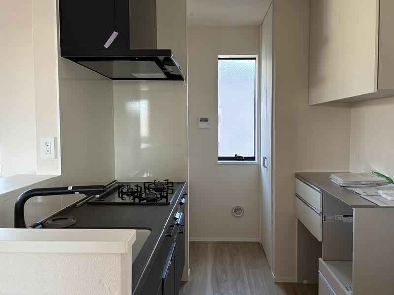 鎌倉市大町一丁目の賃貸物件/302号室｜キッチン背面にもゆとりがあります