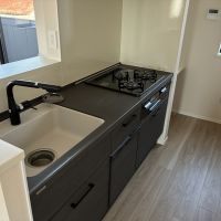 鎌倉市大町一丁目の賃貸物件/302号室｜キッチンは黒。かっこいい