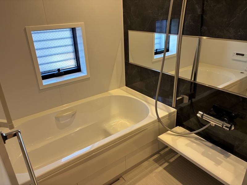 鎌倉市大町一丁目の賃貸物件/302号室｜浴室は窓もあり広々