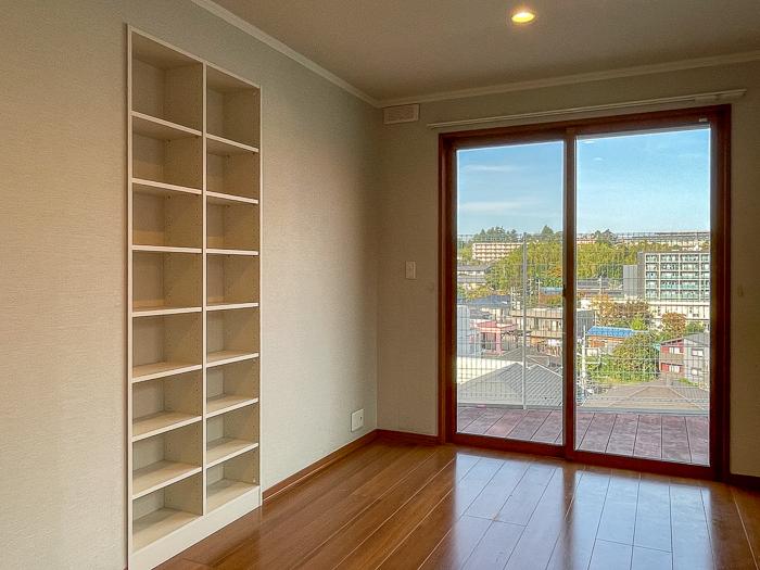 横浜市青葉区新石川一丁目の賃貸物件/洋室にはクローゼット以外に本棚があります
