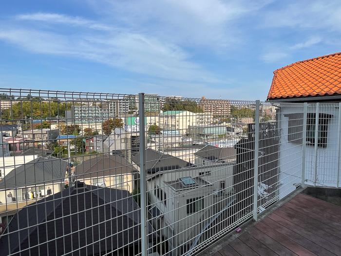横浜市青葉区新石川一丁目の賃貸物件/北側の部屋の前は専用のテラスがあります。170cmの柵を設置しています