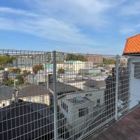 横浜市青葉区新石川一丁目の賃貸物件/北側の部屋の前は専用のテラスがあります。170cmの柵を設置しています