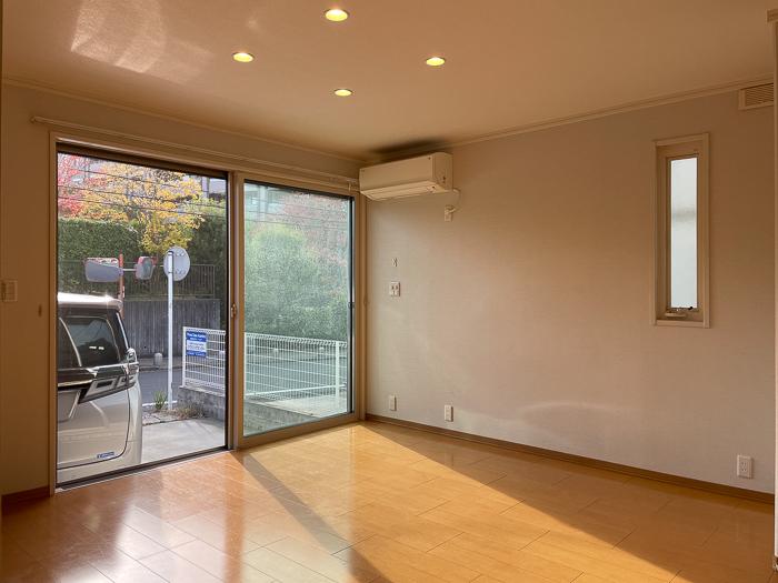 横浜市青葉区新石川一丁目の賃貸物件/リビングの掃き出し窓は電動シャッター付き