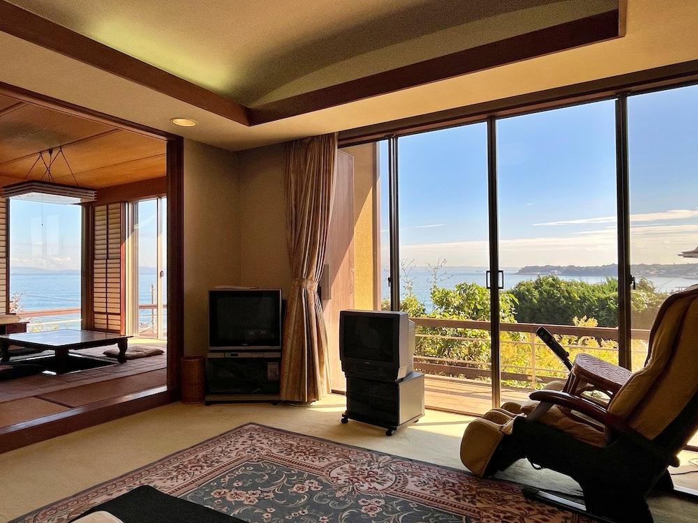 三浦市南下浦町金田の売買物件/居間｜窓からはきれいに眺望が切り取られています