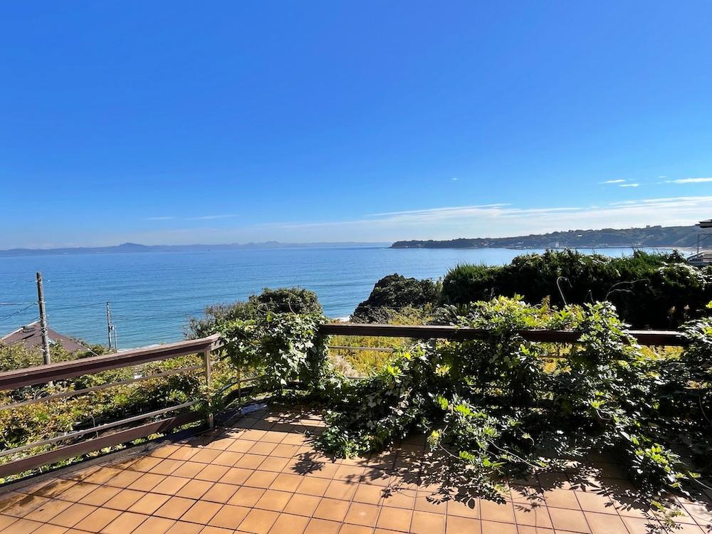 三浦市南下浦町金田の売買物件/居間周辺のテラス｜右に見えるのは剱崎エリアの緑