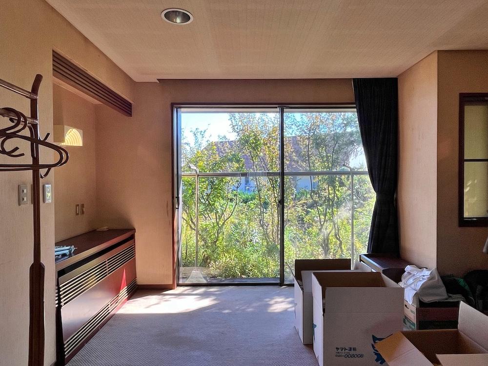 三浦市南下浦町金田の売買物件/寝室｜天井と壁の関係に関心しつつ、窓がいい