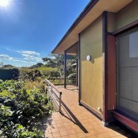 三浦市南下浦町金田の売買物件/和室からテラスに出て外観を見る｜数寄屋建築的な意匠