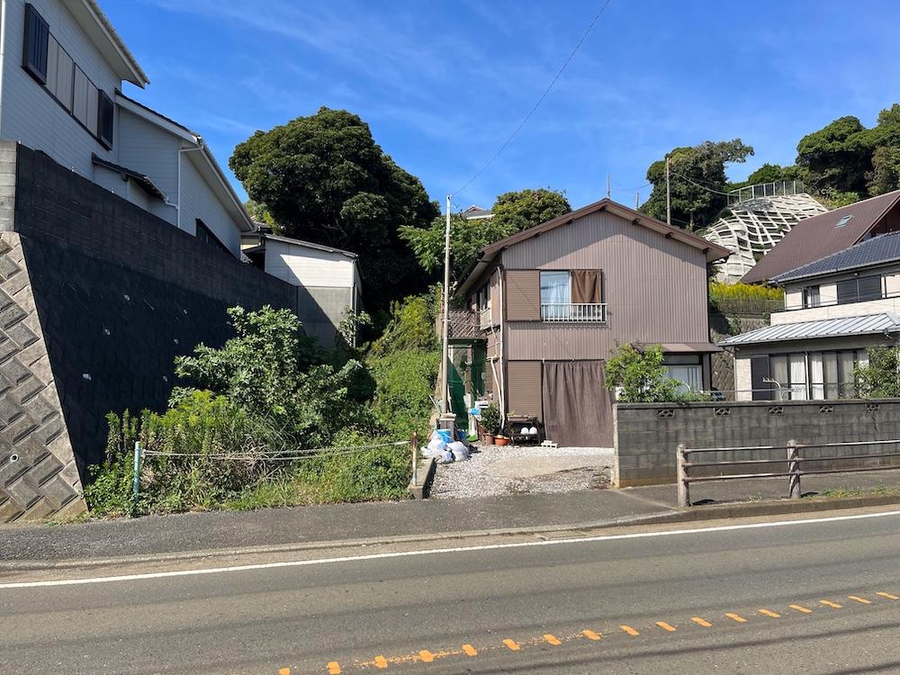 三浦市南下浦町金田の売買物件/はなれの土地は海沿いの道に約4.8m接しています