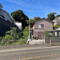 三浦市南下浦町金田の売買物件/はなれの土地は海沿いの道に約4.8m接しています
