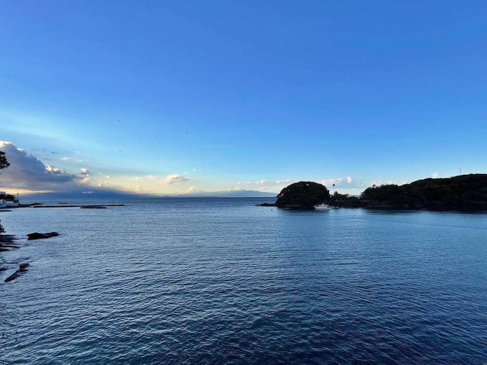 三浦市三崎町諸磯の売買物件/バルコニーからの眺めはディープブルーの海