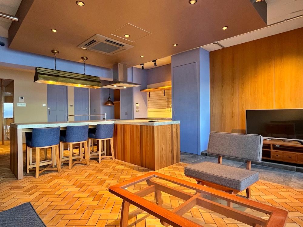 三浦市三崎町諸磯の売買物件/バルコニー側から室内全体を見る