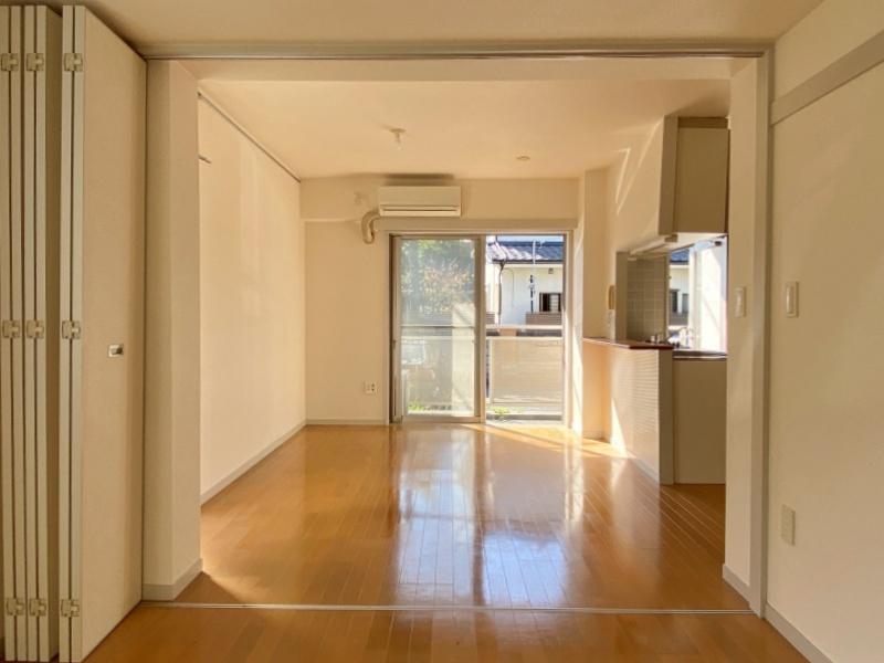 鎌倉市小町二丁目の賃貸物件/洋室5.5帖からLDKに向かって│室内は日当たりがいい