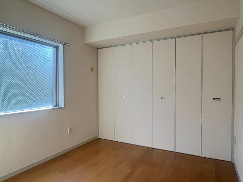 鎌倉市小町二丁目の賃貸物件/洋室5.5帖│可動式の仕切りで部屋を分けることができます