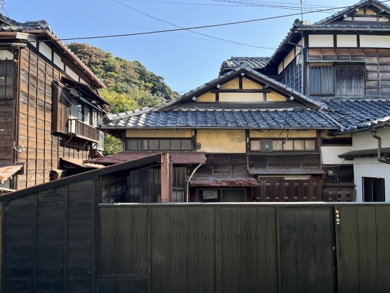 鎌倉市小町二丁目の賃貸物件/窓から外を眺めると、木造家屋の存在感