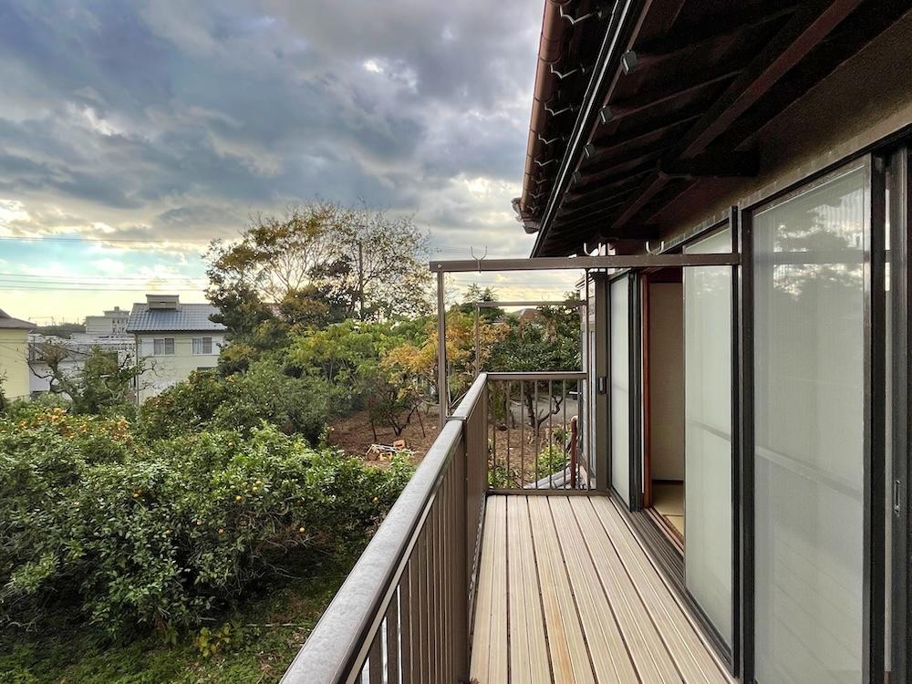 三浦市初声町和田の売買物件/バルコニー｜実際現場にいるとみかんがたくさん目に入ります